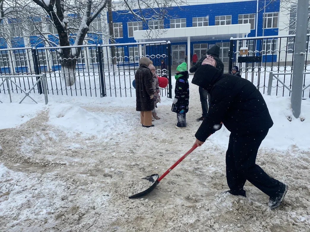 Детские сады и школы снова присоединились к уборке снега