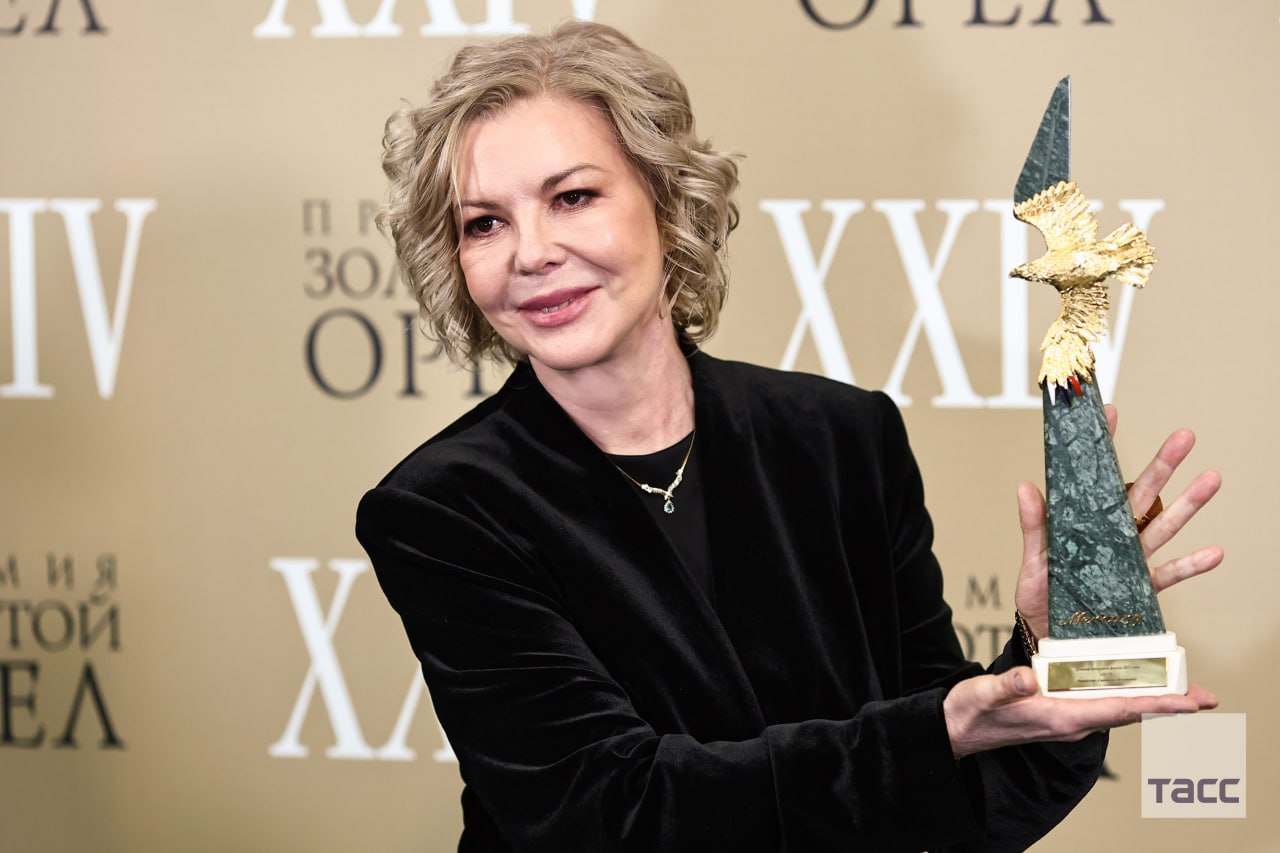 В Москве прошла церемония вручения премии в области кинематографии "Золотой орел" В Москве прошла церемония вручения премии в области кинематографии "Золотой орел"