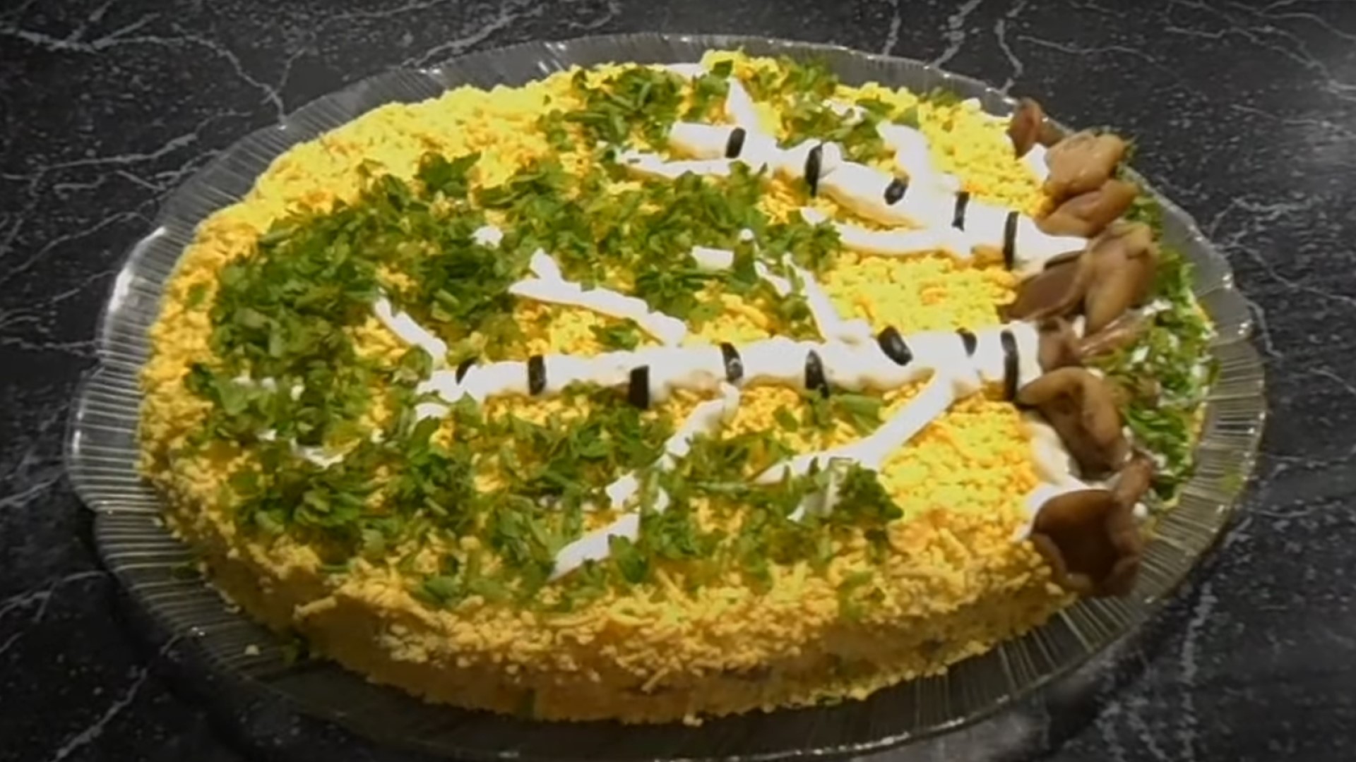 Салат «Белая береза» станет главным украшением стола: глаз не отвести