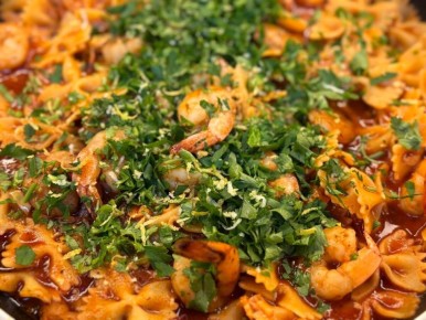 Креветки в томатном соусе с коньяком: идеальное угощение для мамы