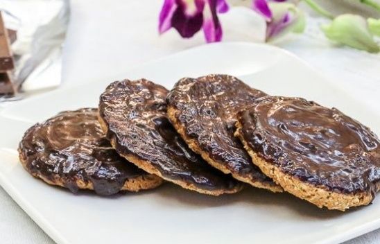 Овсяное печенье в шоколадной глазури: простое и вкусное лакомство для кофейного перерыва