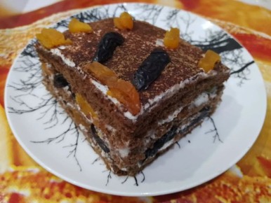 Нежный шоколадный торт с кремом и сухофруктами