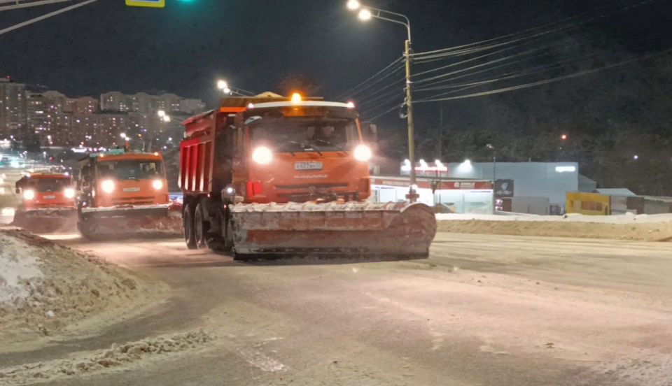 На «Спецавтобазе» рассказали, почему не рекомендуется обгонять колонну коммунальной техники