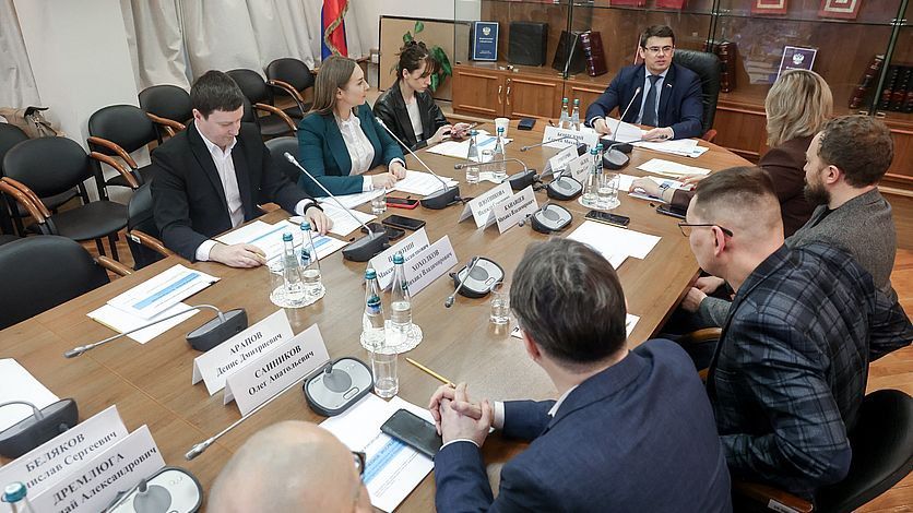 Журналисты обсудили в Госдуме ключевые вызовы медиасреды