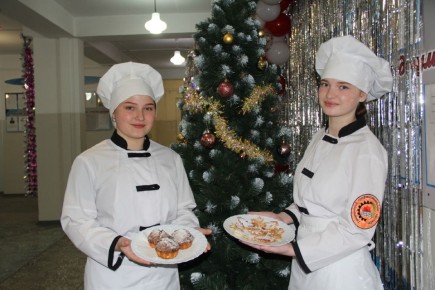 Тюкалинцы готовят новогоднее волшебство на кухне колледжа