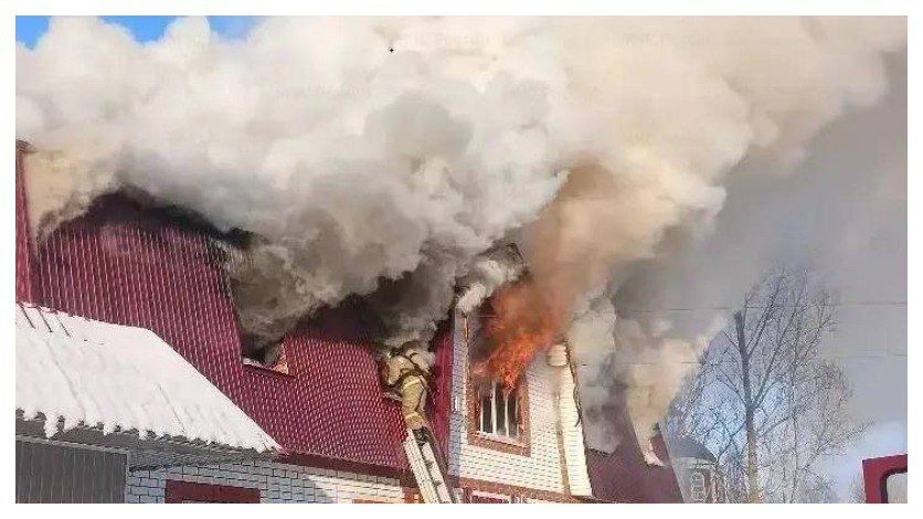 Мужчина получил ожоги лица и рук после пожара в Ливнах