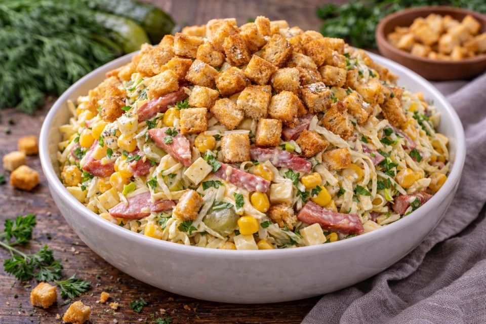 Бабушка называла его «Зимний салат»: вкуснее не найти и готовится за 10 минут