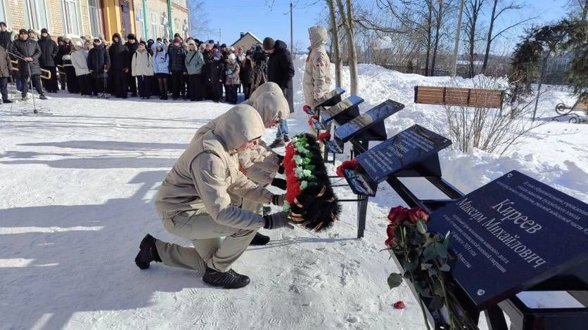 В Ливнах увековечили подвиг Максима Киреева, погибшего на СВО