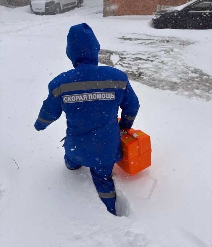 Орловские медики скорой помощи показали, как пробирались к пациентам сквозь сугробы