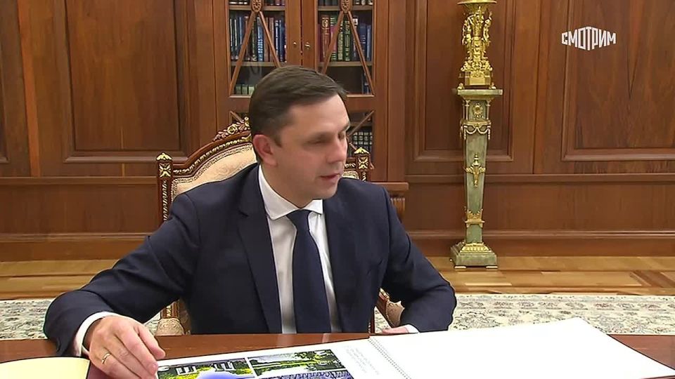 "Сегодня мы уже имеем самую большую популяцию в Европе": губернатор Орловской области рассказал Владимиру Путину о восстановлении популяции диких зубров и подарил статуэтку животного