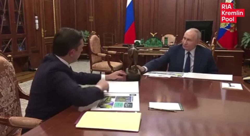 Путин получил сувенир из Орловской области