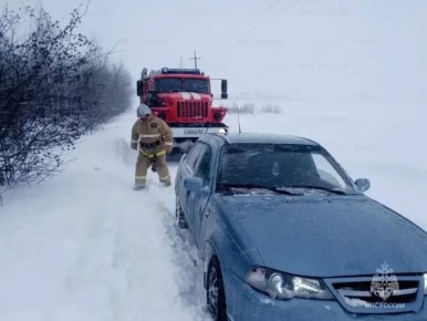 Сотрудники МЧС помогали вызволять из снежного плена автомобили, застрявшие на орловских трассах
