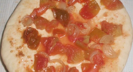 Как я приготовила пиццу с маринованными помидорами и колбасой, не зная рецепта