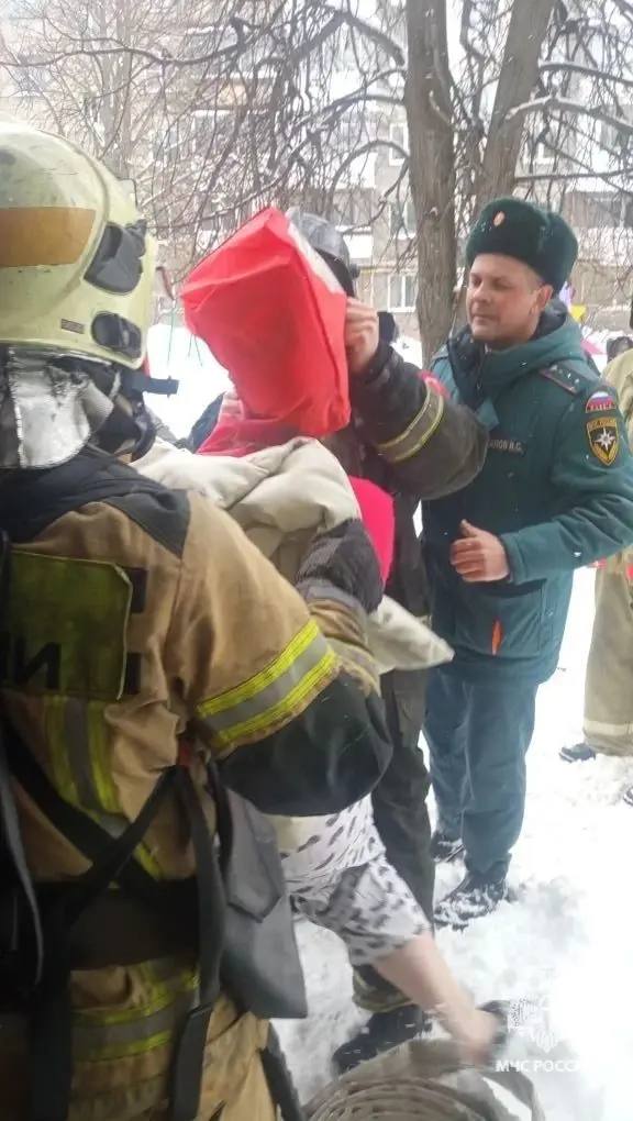 В Орле из горящего дома на Наугорке спасли детей В Орле из горящего дома на Наугорке спасли детей