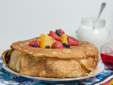 Нежный блинный торт с творогом и клубникой для настоящих гурманов