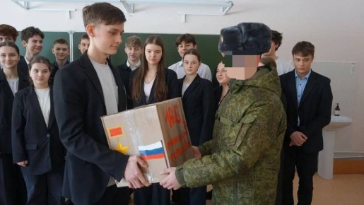 Школьники из Орла собрали посылки для бойцов СВО