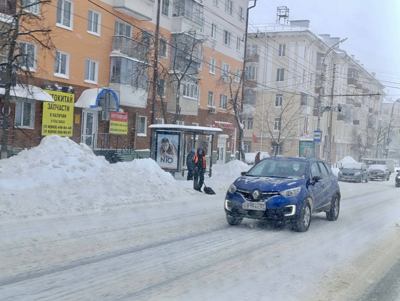 Орёл продолжает борьбу со снегопадом: техника работает во всех районах Орёл продолжает борьбу со снегопадом: техника работает во всех районах