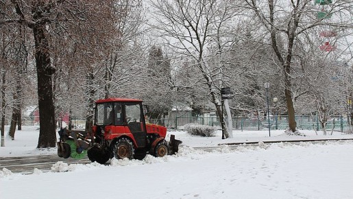 Орловские коммунальщики круглосуточно убирают снег