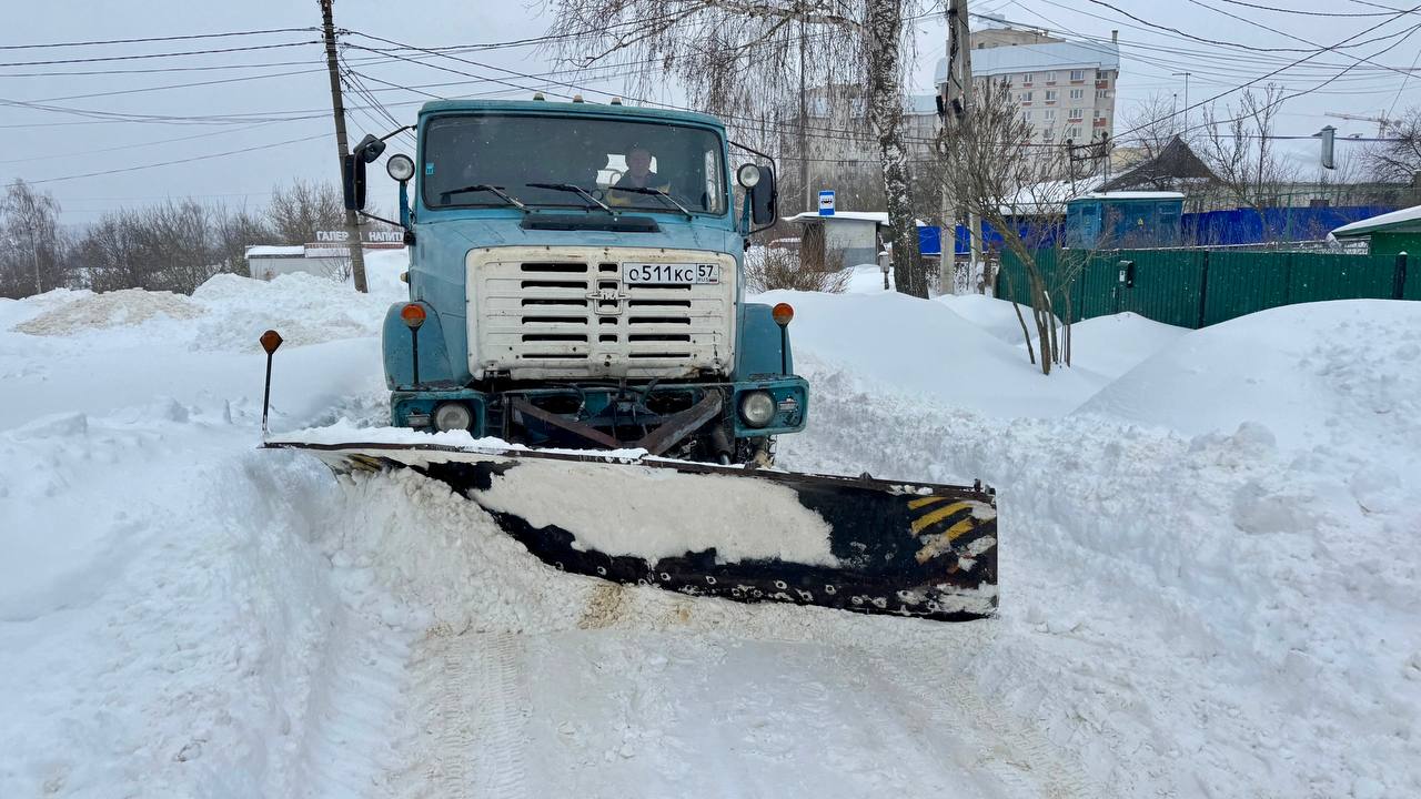 Орёл продолжает борьбу со снегопадом: техника работает во всех районах Орёл продолжает борьбу со снегопадом: техника работает во всех районах
