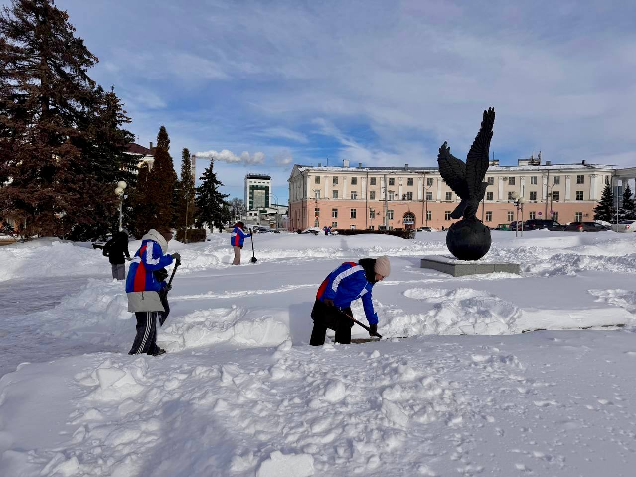 Вместе против последствий снегопада: орловские студенты вышли на уборку города Вместе против последствий снегопада: орловские студенты вышли на уборку города