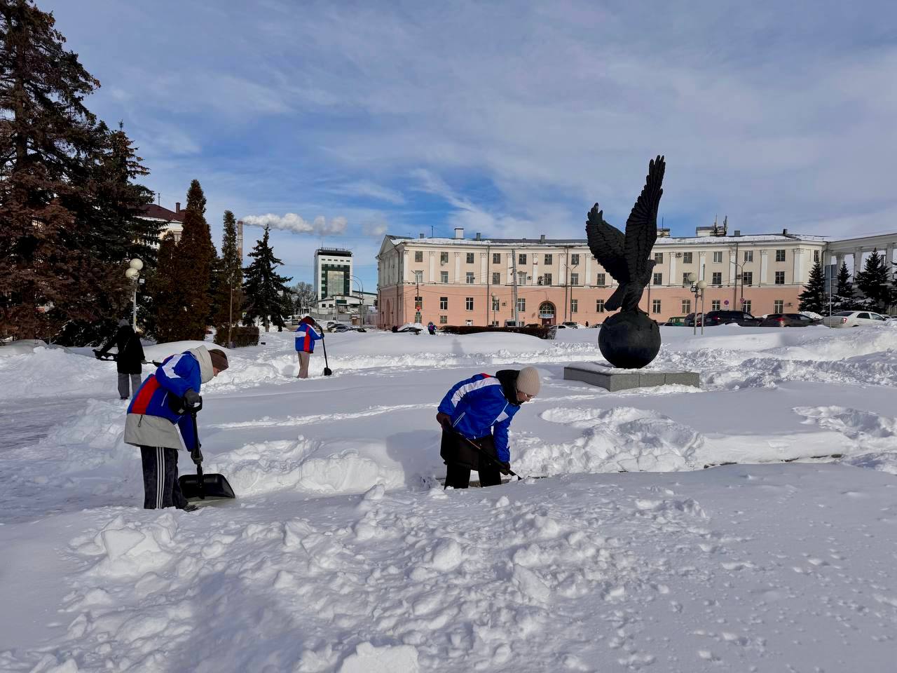 Вместе против последствий снегопада: орловские студенты вышли на уборку города Вместе против последствий снегопада: орловские студенты вышли на уборку города