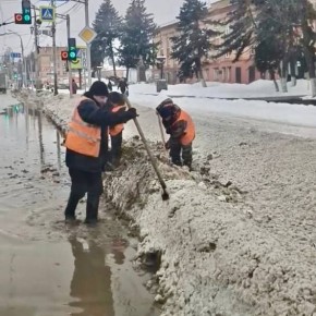 Орёл встречает оттепель: «Спецавтобаза» оперативно устраняет подтопления