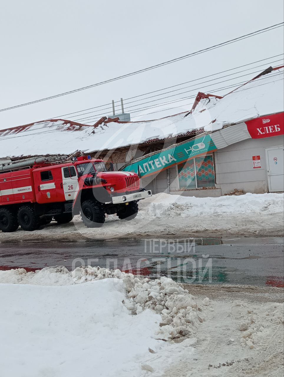 В Малоархангельске Орловской области под тяжестью снега обрушилась крыша здания на ул. Советской В Малоархангельске Орловской области под тяжестью снега обрушилась крыша здания на ул. Советской