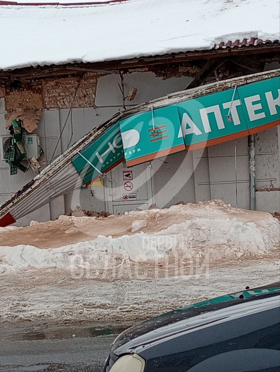В Малоархангельске Орловской области под тяжестью снега обрушилась крыша здания на ул. Советской В Малоархангельске Орловской области под тяжестью снега обрушилась крыша здания на ул. Советской
