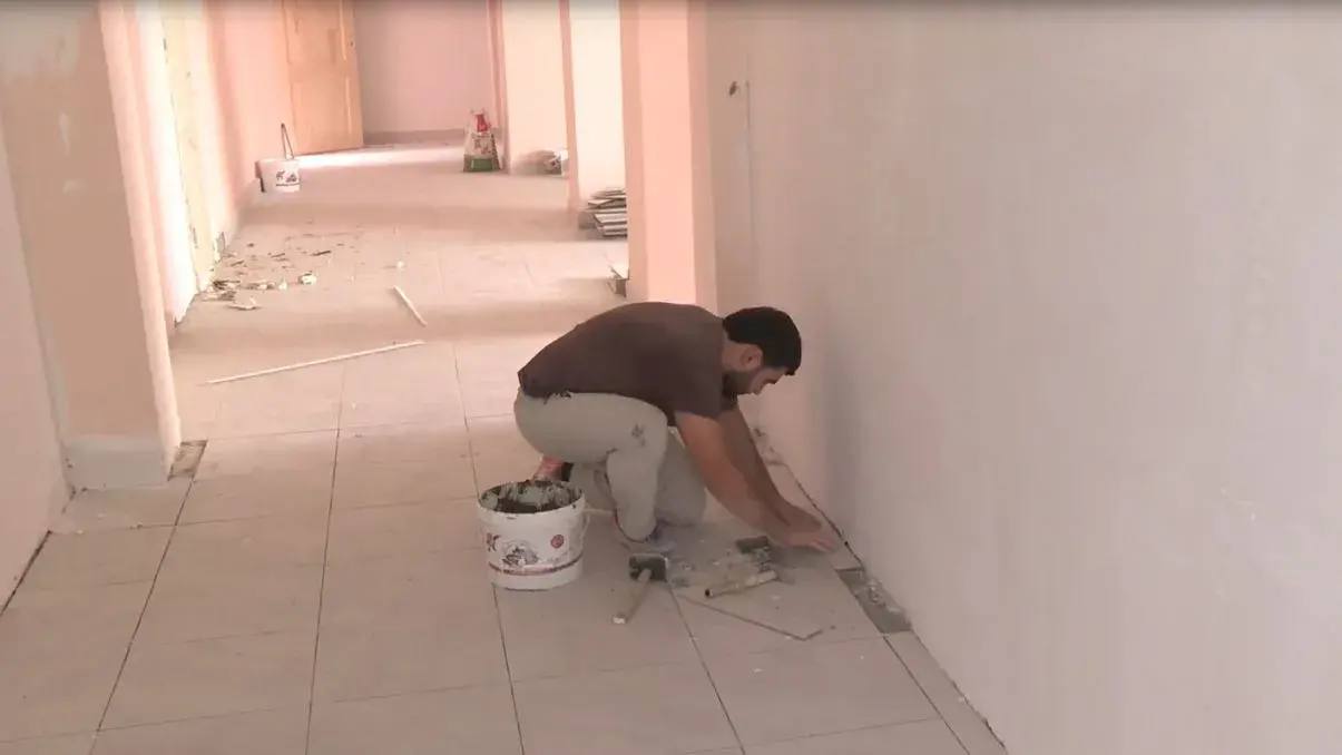 В Кромах идет ремонт школы: строители приступили к финишной отделке