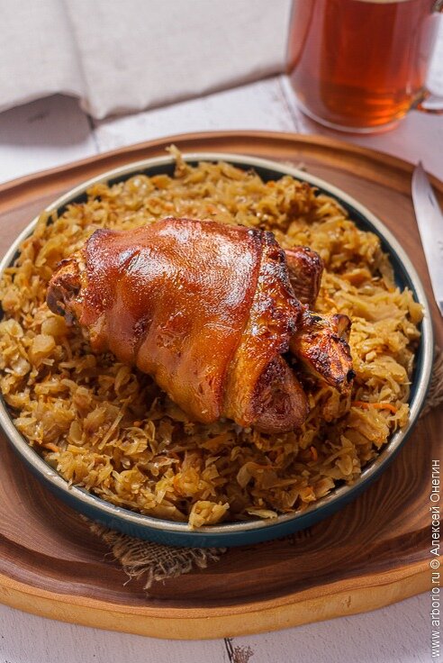 Как приготовить нежную свиную рульку с капустой