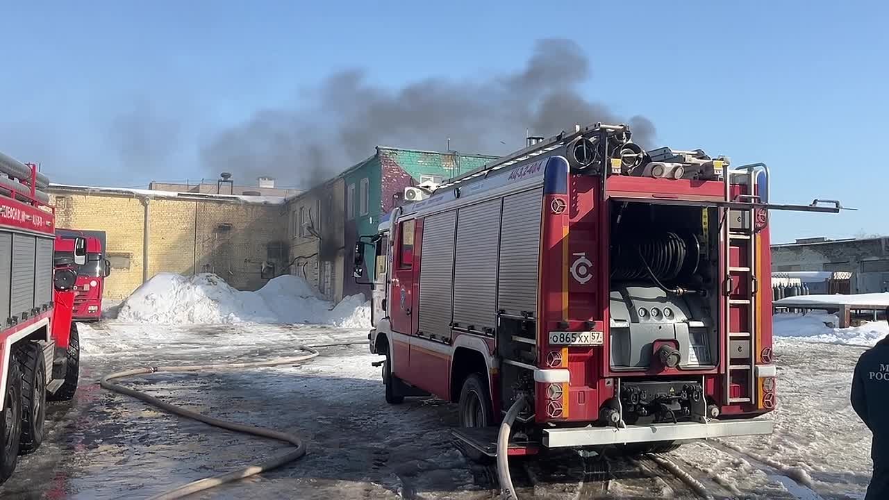 В Орле горит мебельная фабрика на Выгонке