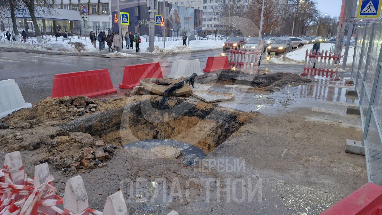 На ул. Октябрьской сегодня начались работы по ремонту канализационного коллектора На ул. Октябрьской сегодня начались работы по ремонту канализационного коллектора