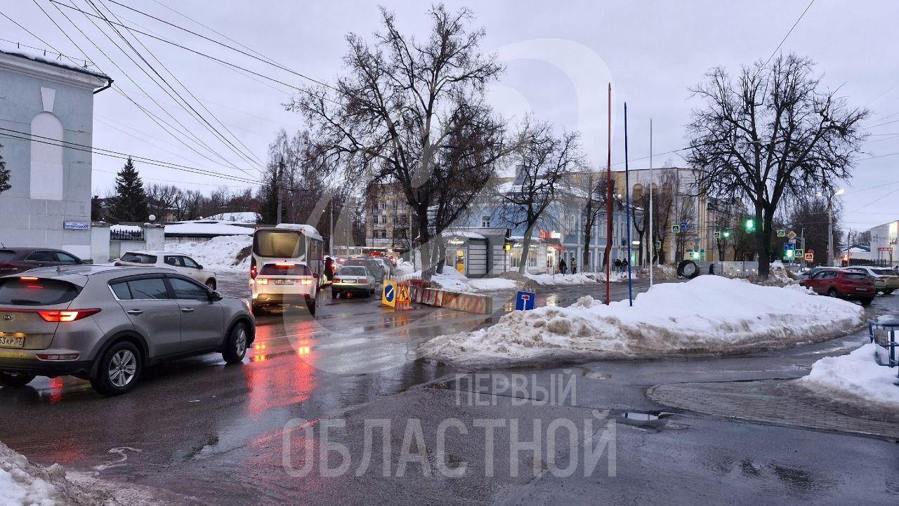 На ул. Октябрьской сегодня начались работы по ремонту канализационного коллектора