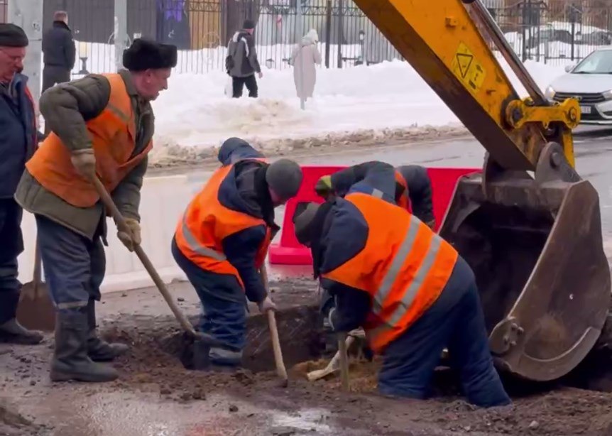 В Орле на Октябрьской начался капремонт канализационных колодцев
