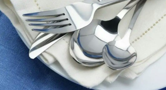 Как соседка за десять минут привела в порядок столовые приборы: хитрый метод по уходу за нержавейкой
