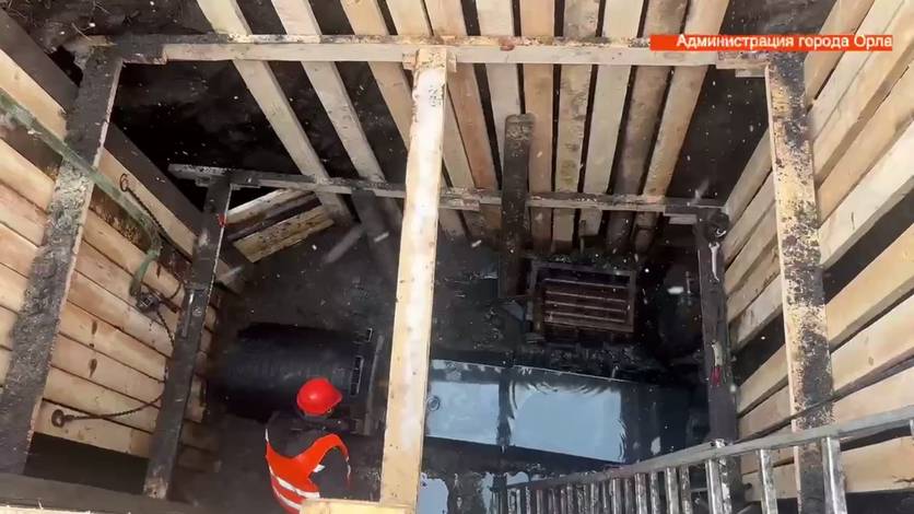 На коллекторе в центре Орла устанавливают новую полиэтиленовую трубу