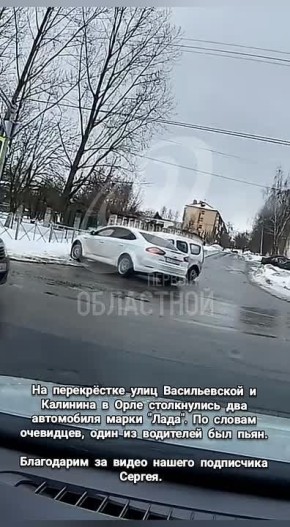 На перекрёстке улиц Васильевской и Калинина в Орле столкнулись два автомобиля марки "Лада"
