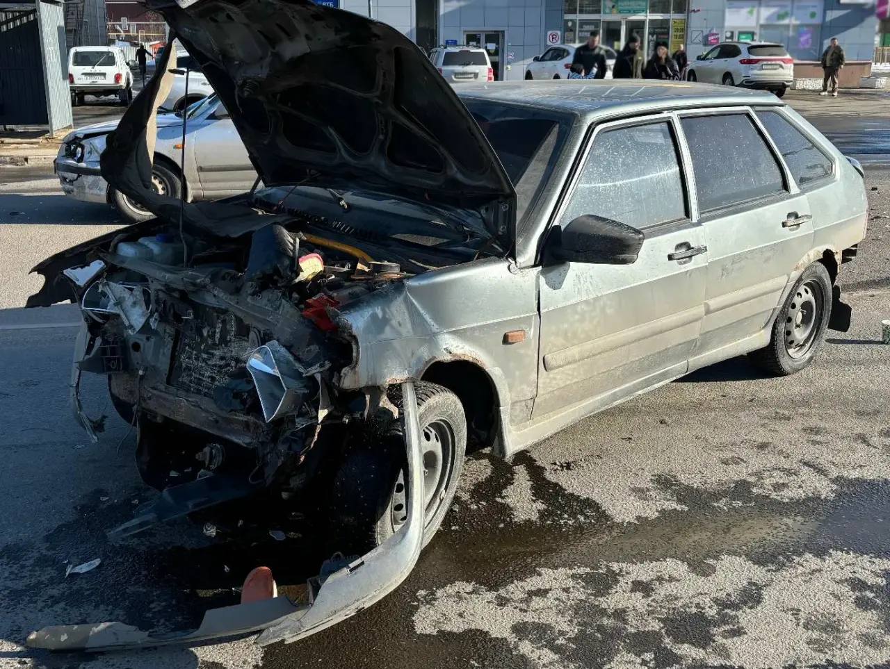В результате столкновения на Московском шоссе в Орле травмирована женщина-водитель