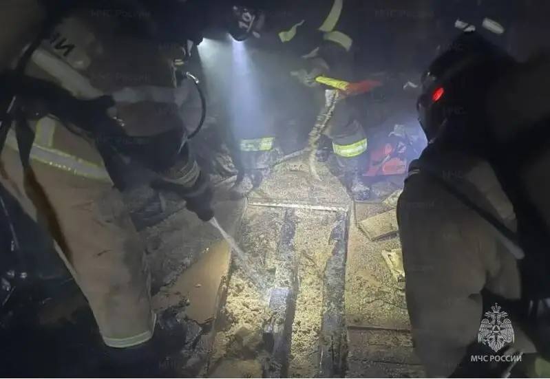 В Орловском округе тушили пожар в гаражном боксе