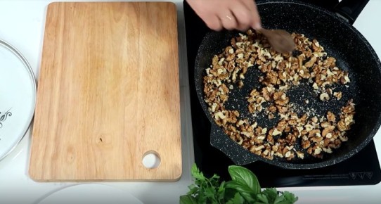 Восторг на столе: рулетики из баклажанов с ореховой начинкой по-грузински