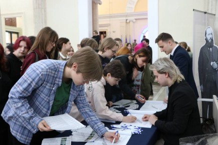 Сегодня на базе Дворца культуры железнодорожников состоялась ежегодная ярмарка молодежных инициатив - масштабное событие, объединившее активную молодежь, представителей общественных организаций и органов власти региона