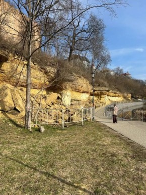 Фотофакт: место обрушения склона в парке Дворянское гнездо в Орле огородили забором