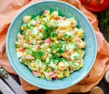 Салат с копчёной рыбой: кулинарное вдохновение для праздничного стола