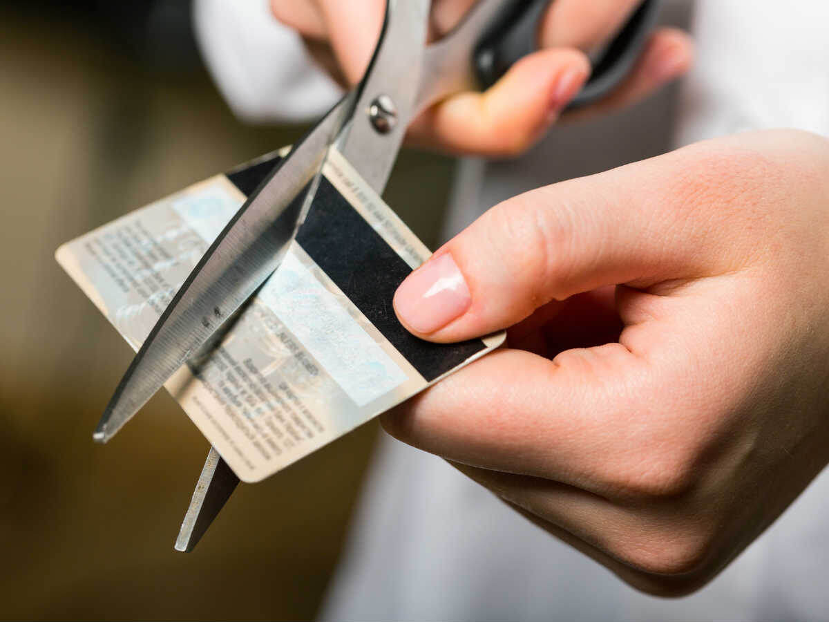 Новые правила: банки закроют забытые карты — что ждать владельцам счетов