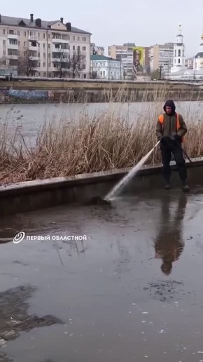 Набережные Орла чистят от грязи, оставшейся после паводка