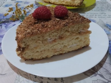 Нежный бисквитный торт с кремом и хрустящим безе