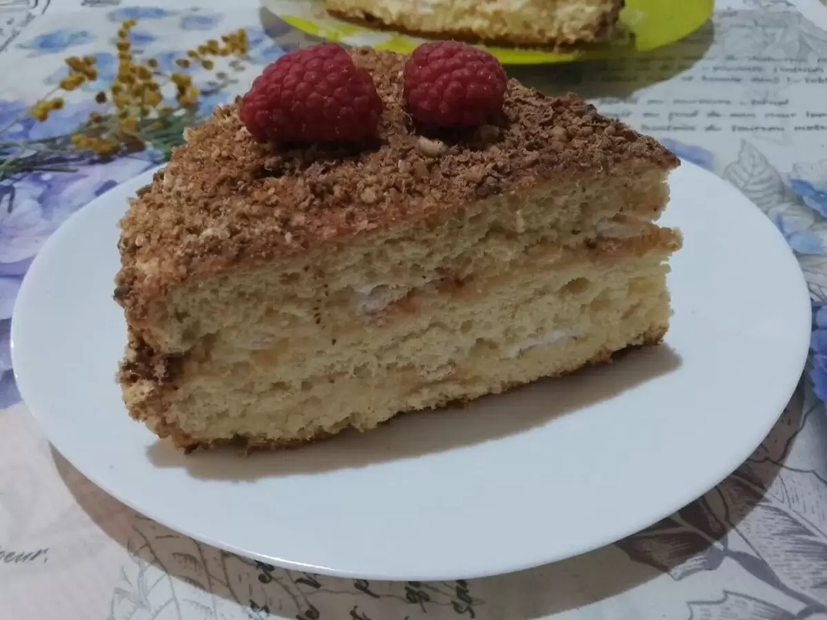 Нежный бисквитный торт с кремом и хрустящим безе