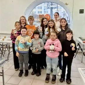 Пасхальная мозаика добра: орловские семьи прикоснулись к искусству стеклянной мозаики