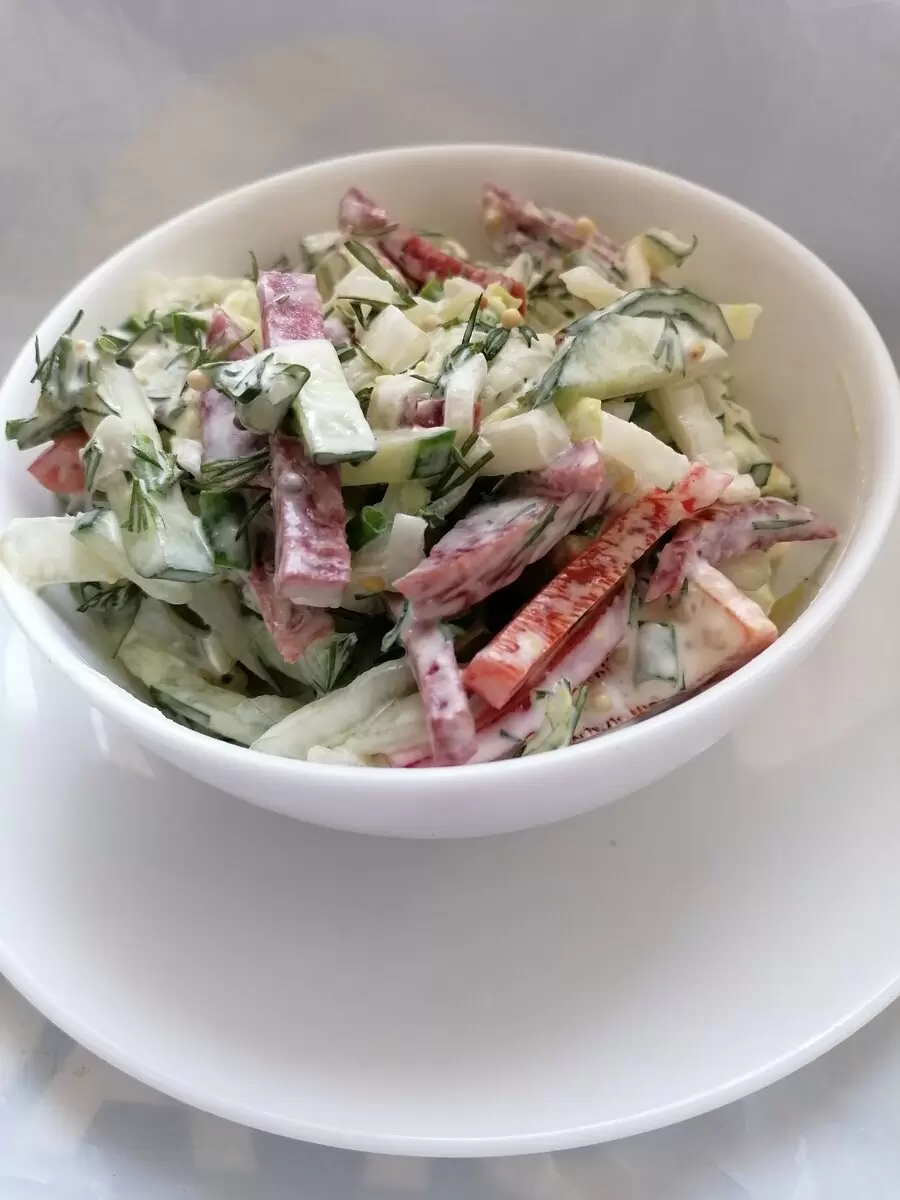 Летний салат с яркими овощами и копченой колбасой: идеальное сочетание вкусов