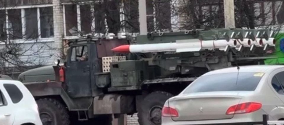В Орле заметили импровизированный ЗРК на базе "Урала" с ракетами Р-77